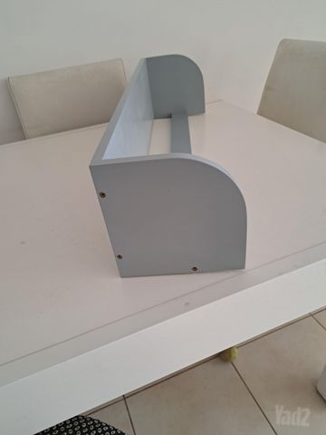 מדף על הקיר