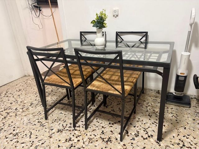 שולחן +4 כיסאות