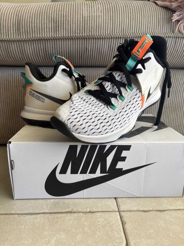 נעלים Nike LeBron Witness 5