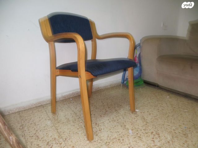 כיסא עץ עם ריפוט