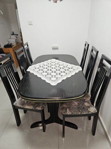 שולחן פינת אוכל עם כיסאות מעץ