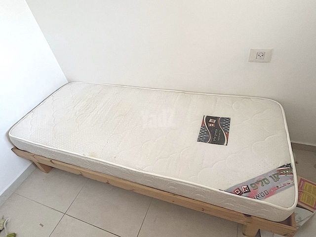 למסירה מיטה עם מזרון