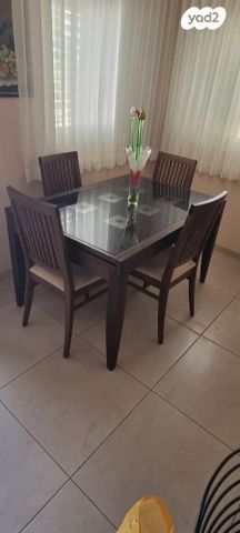 שולחן נפתח וכסאות פינת אוכל