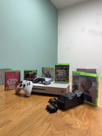 Xbox One S + 2 שלטים + משחקים