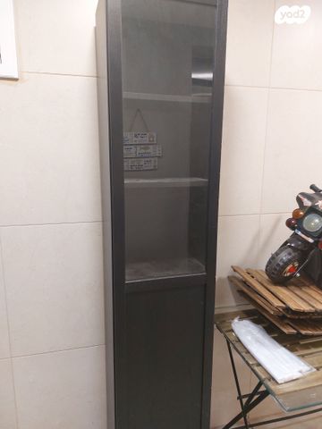 ארון צר