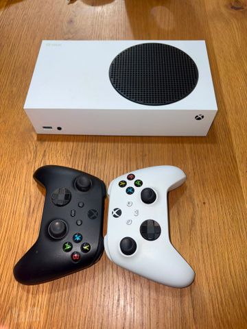 XBOX SERIES S ושני שלטים