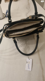 תיק של המותג guess