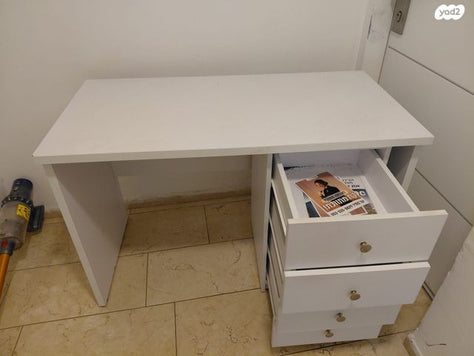 שולחן עם שידה