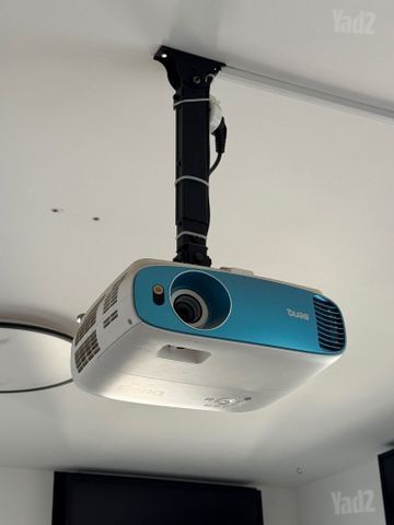 מקרן BENQ  ומסך עם שלט