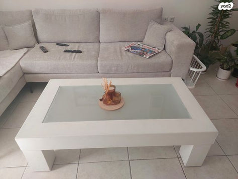 שולחן סלון ומתקן עיתונים