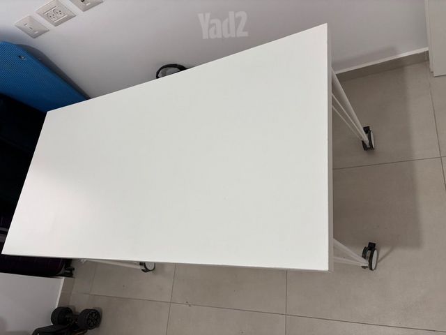 שולחן עם גלגלים