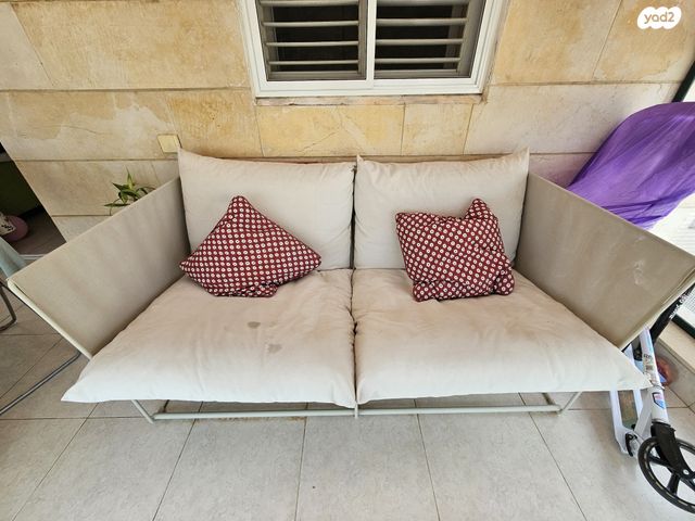 ספה למרפסת או לגינה