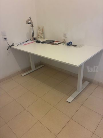 שולחן מתכוונן