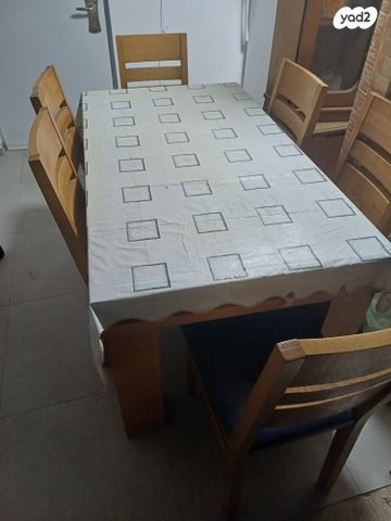 שולחן וכיסאות