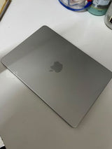 מוכרת MacBook Neo 13