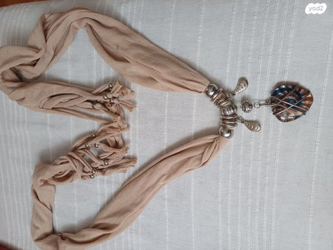 צעיף מעוטר בתכשיטים