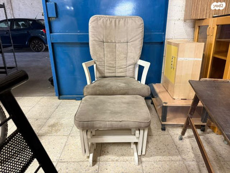 כיסא נדנדה עם הדום נדנדה