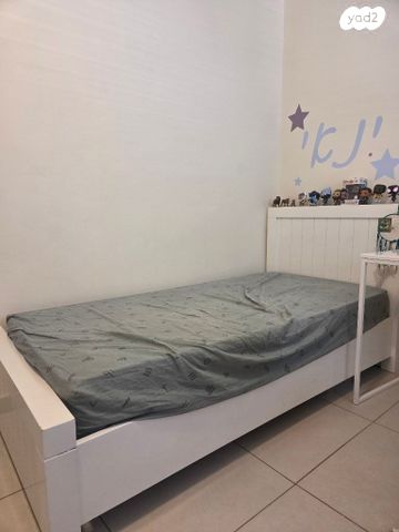 2 מיטות יחיד + מזרונים