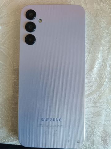 שני מכשירי Samsung Galaxy A14
