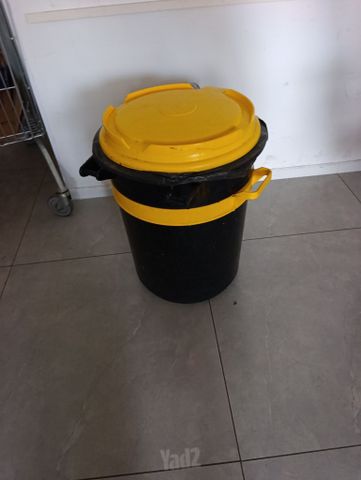פח זבל גדול