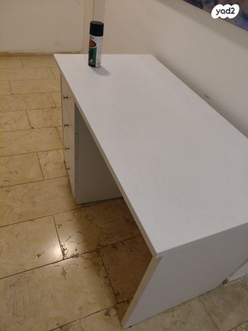 שולחן עם שידה