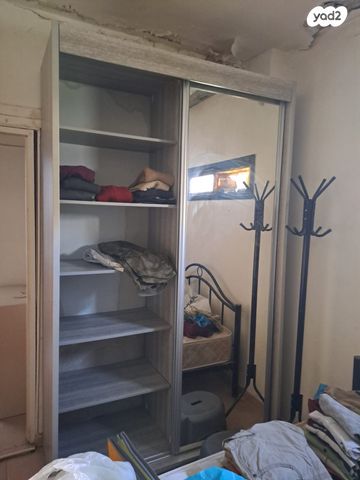 ארון עם מראה