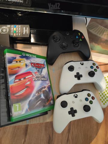 Xbox one x+TV+joysticks3