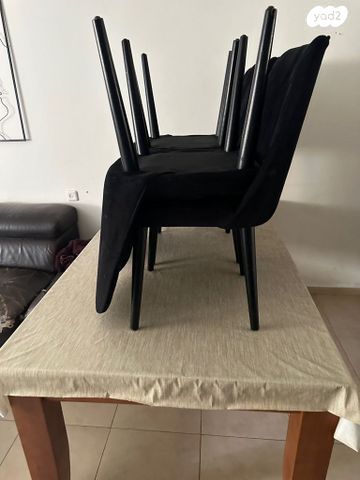 שולחן מעץ מלא וכסאות