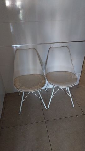 2 כיסאות לבנים