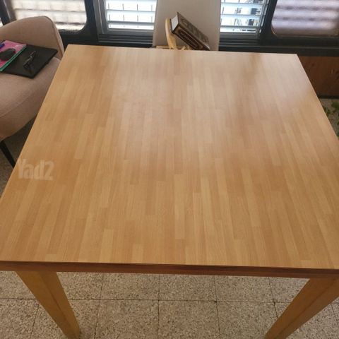 שולחן עץ