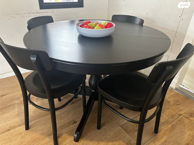 שולחן אוכל מעץ עם 4 כיסאות עץ