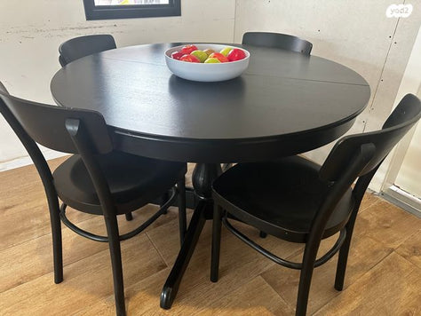 שולחן אוכל מעץ עם 4 כיסאות עץ