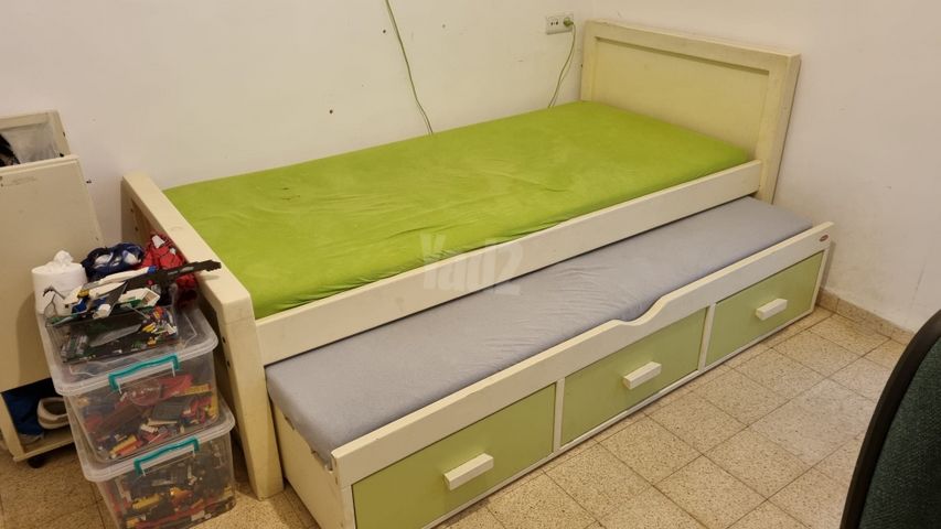 מיטת עץ מלא
