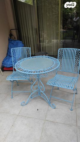 שולחן ו2 כיסאות