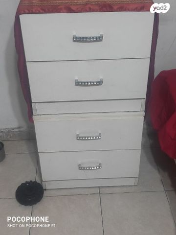 זוג שידות צמודות מיטה