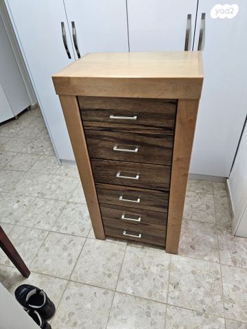 שידה עם מגירות