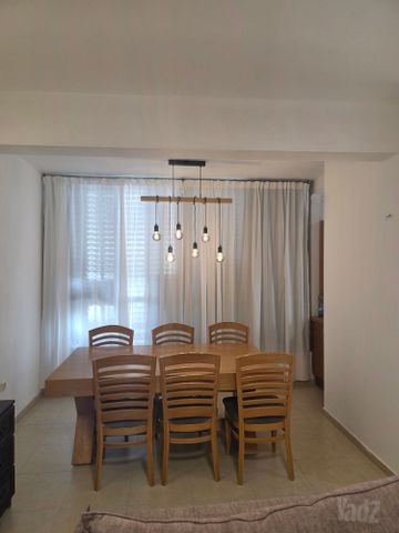 שולחן וכיסאות