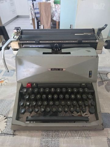 מכונת כתיבה olivetti 82