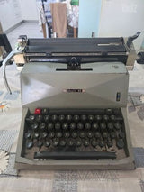 מכונת כתיבה olivetti 82
