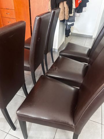 כיסאות עץ