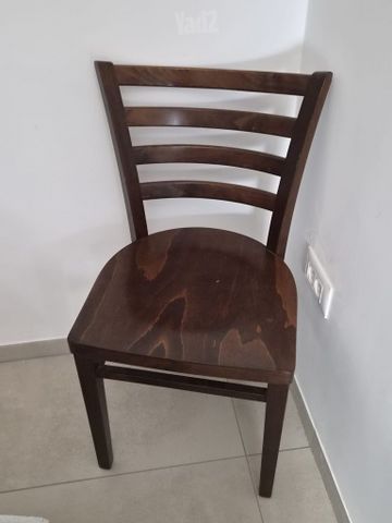 כיסא מעץ מלא
