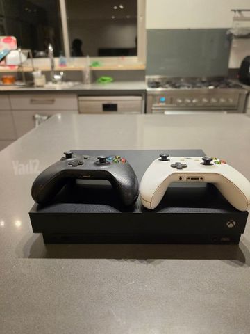 Xbox one x + שלטים