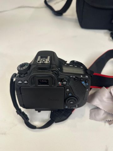 Canon EOS 80D ועדשה