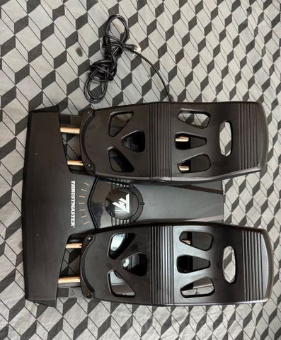 פדלים של Thrustmaster