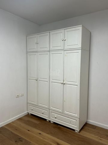 ארון עץ מלא