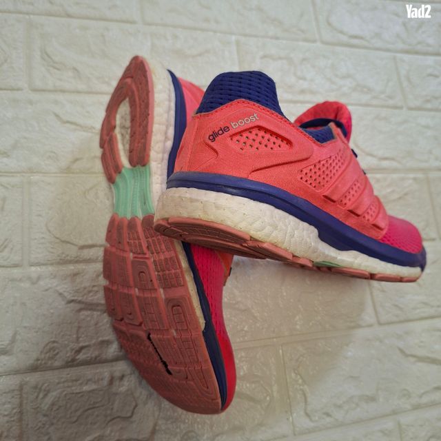 נעלי ריצה Adidas Boost 7. 