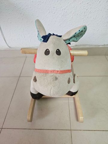 סוס נדנדה מעץ