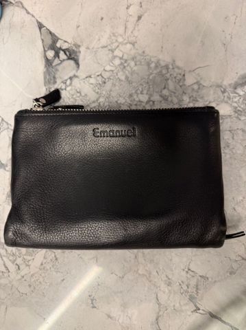 ארנק שחור של emanuel