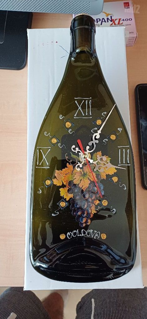 שעון  בעבודת יד