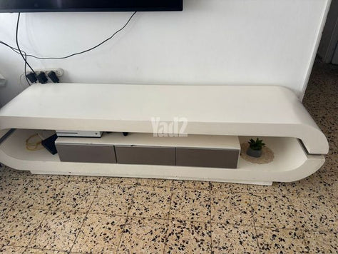 מזנון ושולחן